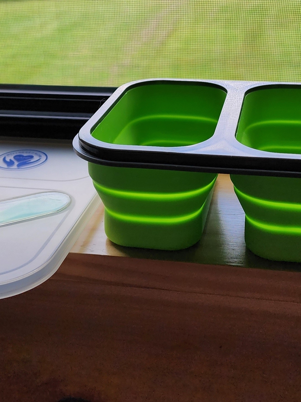 Collapsable Two-Compartment Lunch Box with Utensil Set - Picture 4 of 6